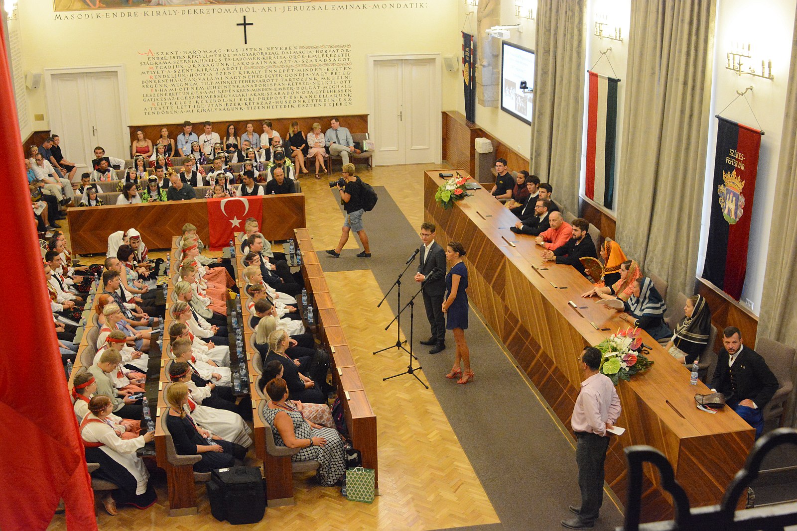 A Néptáncfesztivál táncosai jártak a Városházán